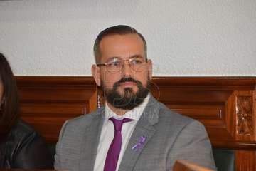  La profesora Celia Jiménez pone voz en el Pleno al manifiesto institucional contra la violencia machista (Foto TA)